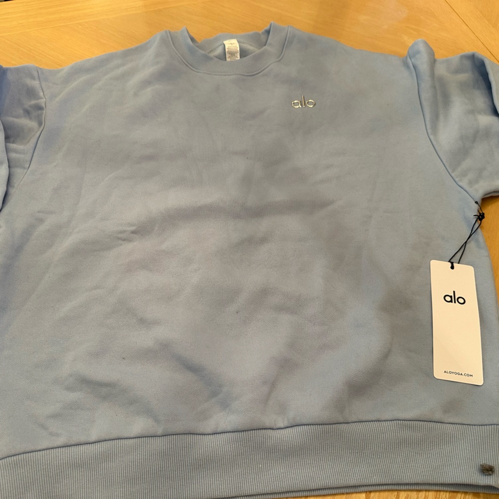New with tags Alo Yoga crewneck sweatshirt baby blue size medium